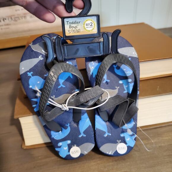 New Kids Flip Flop Sandals Sharks & Whale Pattern Blue 5/6 NWT - Picture 1 of 5